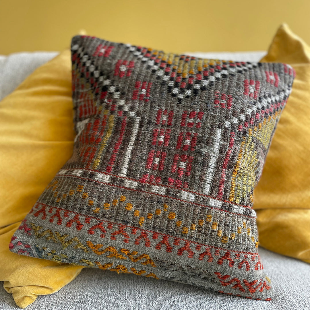 Kilim Pillow - (C-13387) - madeathand.nl