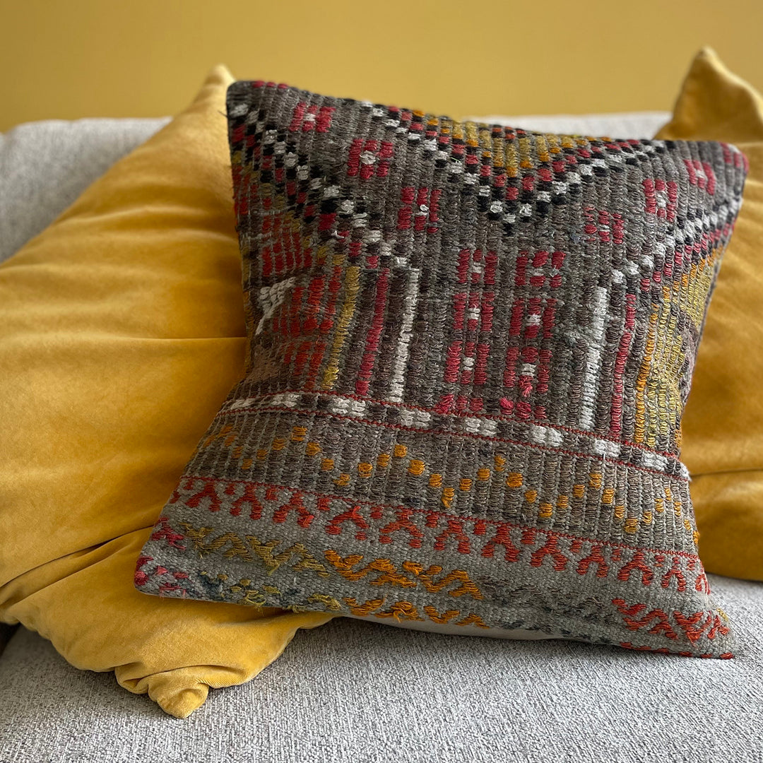 Kilim Pillow - (C-13387) - madeathand.nl