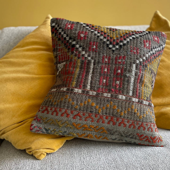 Kilim Pillow - (C-13387) - madeathand.nl
